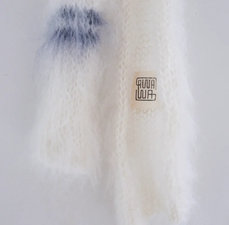Étiquette avec logotype appliquée sur textile illustrant l’identité visuelle de la marque Awawa