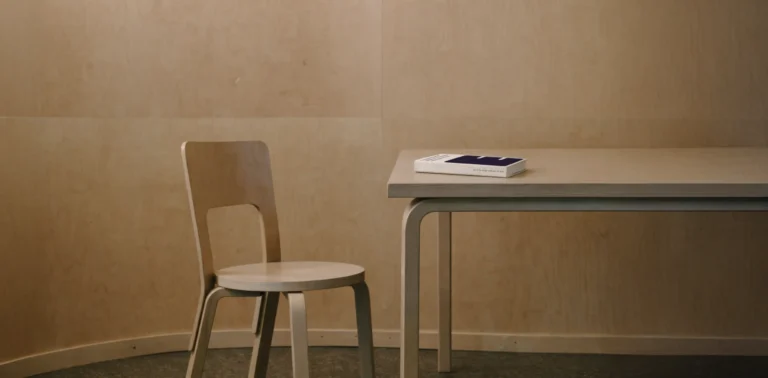 Support de formation en design intérieur durable présenté sous forme de livre dans un environnement minimaliste